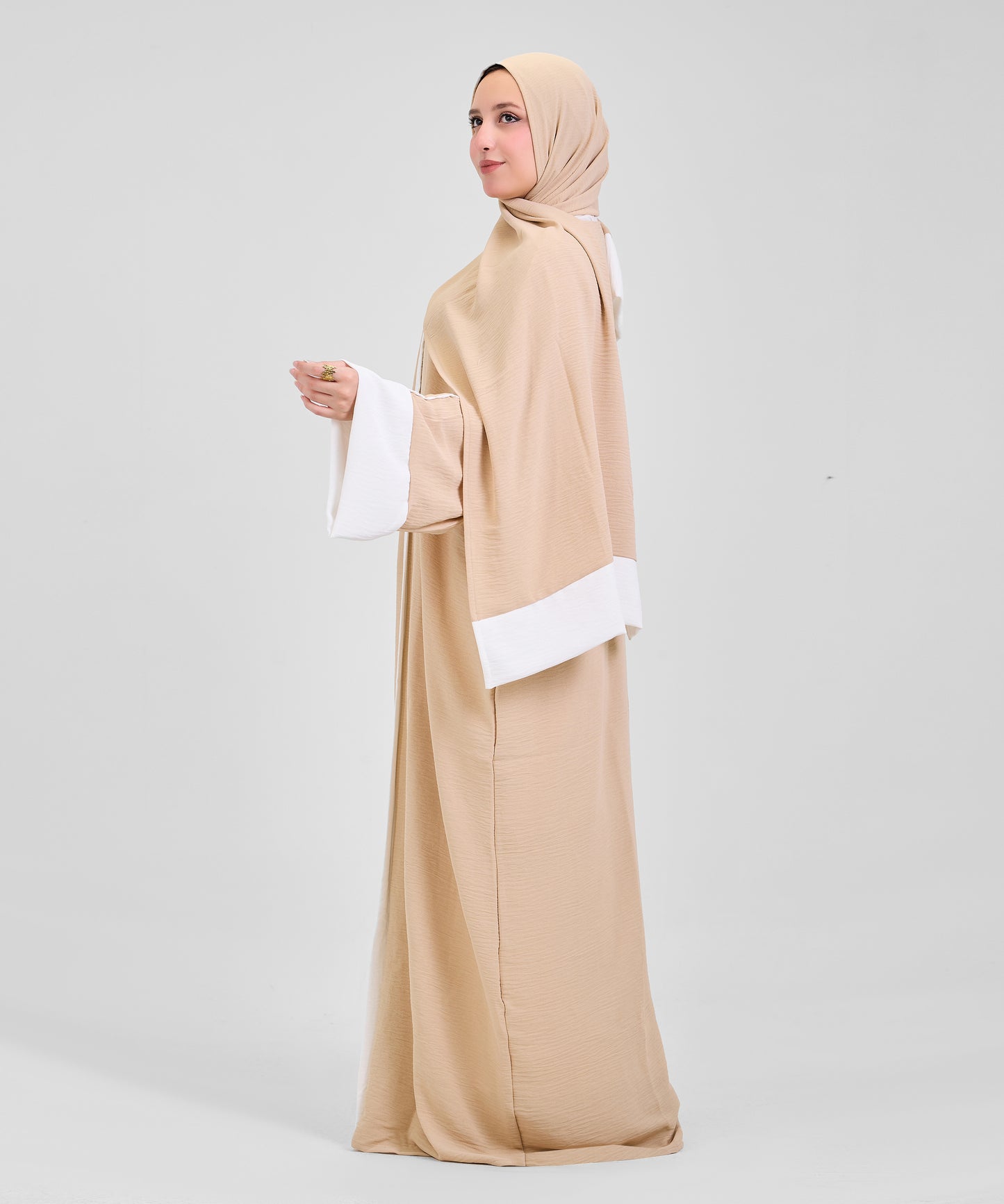 Asdal in abaya beige
