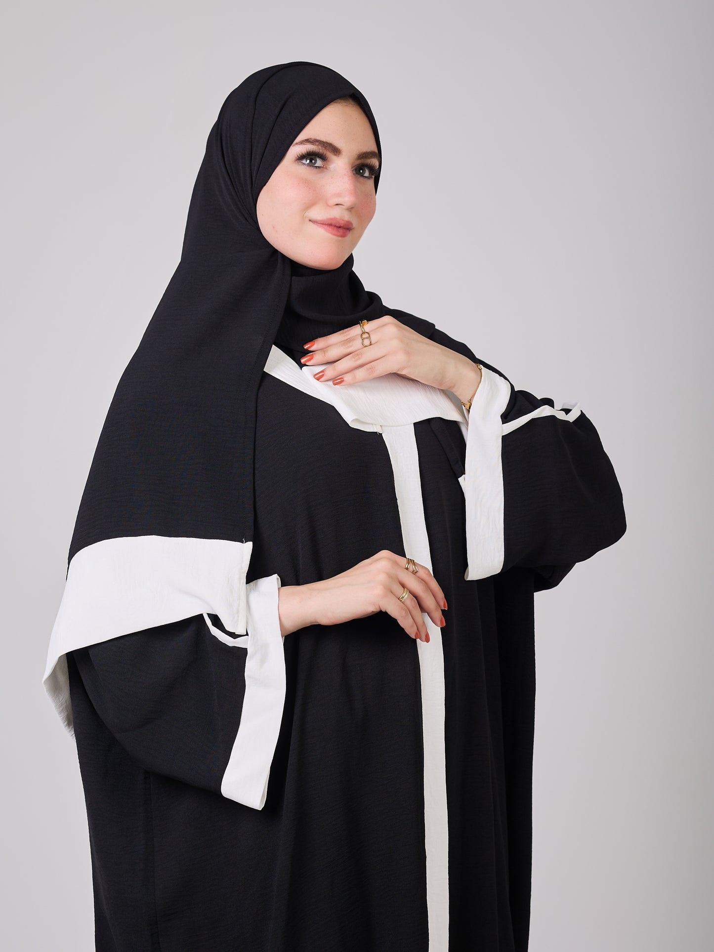 Asdal in abaya Black