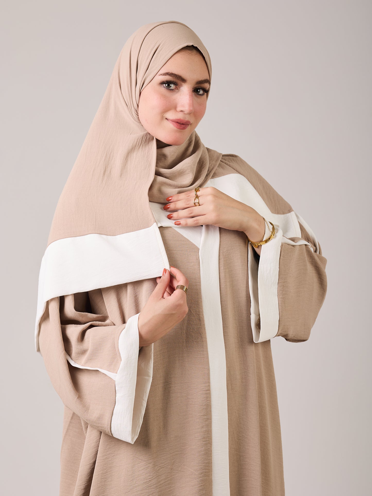 Asdal in abaya  beige